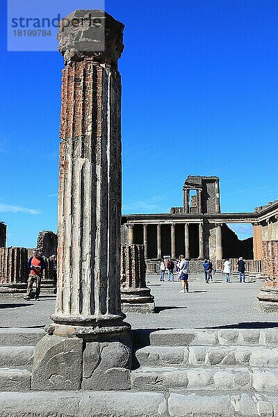 Blick vom Innenraum auf das Podium der Basilika  Pompeji  antike Stadt in Kampanien am Golf von Neapel  beim Ausbruch des Vesuvs im Jahr 79 n. Chr. verschüttet  Italien  Europa