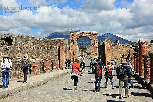 Straße und Caligulabogen  Pompeji  antike Stadt in Kampanien am Golf von Neapel  beim Ausbruch des Vesuvs im Jahr 79 n. Chr. verschüttet  Italien  Europa
