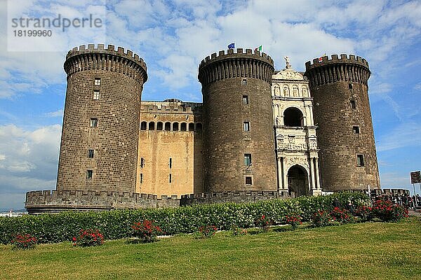 Castel Nuovo mit Francesco Lauranas Triumphbogen am Haupteingang  die Neue Burg  Maschio Angioino  eine Burg in Neapel  Italien  Kampanien  Italien  Europa