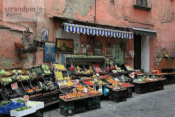 Obst und Gemüseladen in der Altstadt  Neapel  Kampanien  Italien  Europa