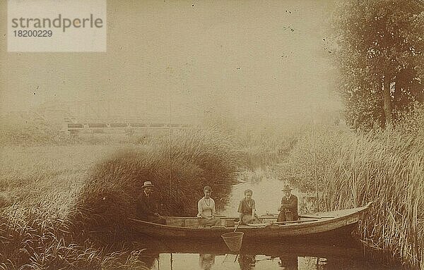 Malz  vier Personen in einem Ruderboot  Brandenburg  Deutschland  Ansicht um ca 1910  digitale Reproduktion einer historischen Postkarte  public domain  aus der damaligen Zeit  genaues Datum unbekannt  Europa
