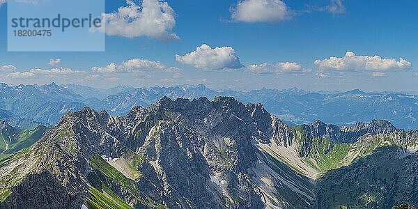 Bergpanorama vom Großen Daumen  2280m auf die Daumengruppe mit Wengenköpfe bis zum Nebelhorn  2224m  Allgäuer Alpen  Allgäu  Bayern  Deutschland  Europa