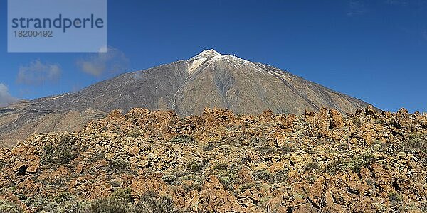 Nationalpark El Teide  dahinter der Pico del Teide  3715m  Weltnaturerbe  Teneriffa  Kanaren  Spanien  Europa