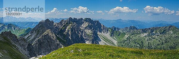Bergpanorama vom Großen Daumen  2280m auf die Daumengruppe mit Wengenköpfe bis zum Nebelhorn  2224m  Allgäuer Alpen  Allgäu  Bayern  Deutschland  Europa