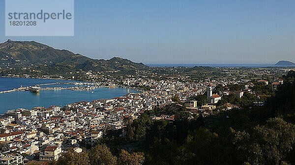 Zakynthos  Zakynthos-Stadt  Panorama der Stadt vom Burghügel aus  Hügel des Monte Yves im Hintergrund  Häusermeer mit roten Ziegeldächern  Hafen  Monte Yves  Zakynthos-Stadt  Insel Zakynthos  Ionische Inseln  Griechenland  Europa