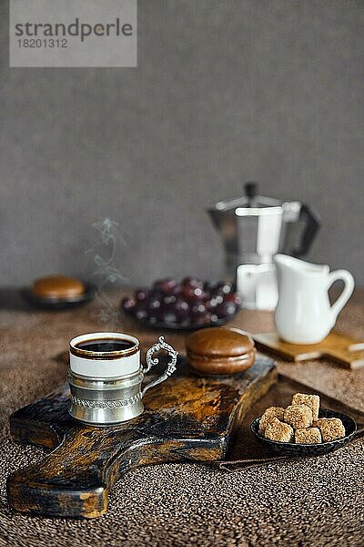 Vintage-Tasse mit Espresso  Schokoladenkuchen und Weintrauben (Fokus im Vordergrund)