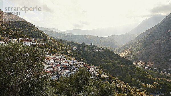 Dorf  Blick von oben  Wald  Gebirgszüge  Argyroupolis  Lappa  Regionalbezirk Rethymnon  Zentralkreta  Insel Kreta  Griechenland  Europa