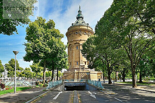 Einfahrt der Tiefgarage Kunsthalle am Wasserturm  einem Wahrzeichen der Stadt Mannheim  Mannheim  Deutschland  Europa