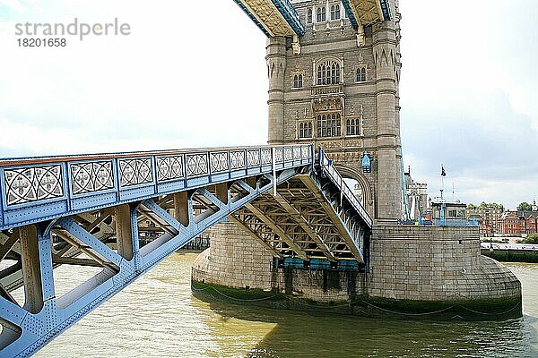 Schließen der Tower Bridge  Themse  London  England  Großbritannien  Europa