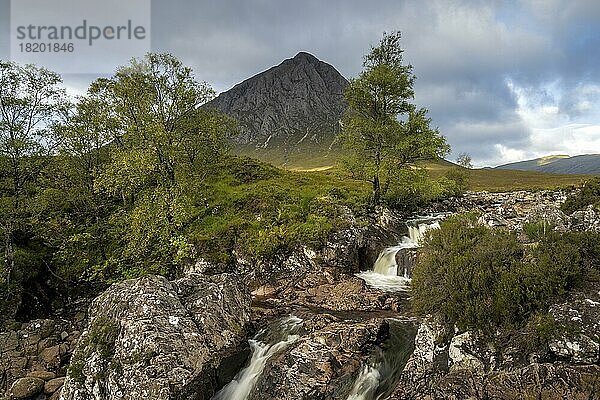 Wasserfälle vor Bergkette Buachaille Etive Mor  Glen Coe  Schottland  Großbritannien  Europa