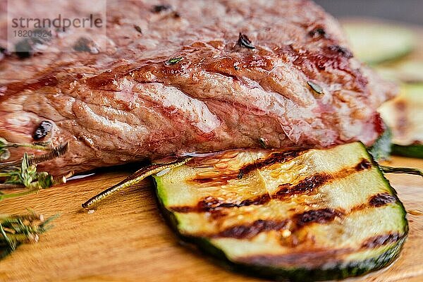 Makroaufnahme mit geringer Schärfentiefe von gegrilltem Rindersteak