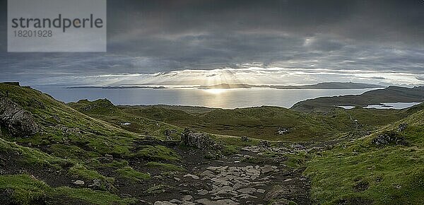 Sonnenstrahlen durch Himmel  Trotternish  Highlands  Isle of Skye  Innere Hebriden  Schottland  Großbritannien  Europa