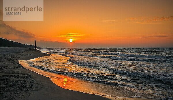 Sonnenuntergang am Strand am Meer