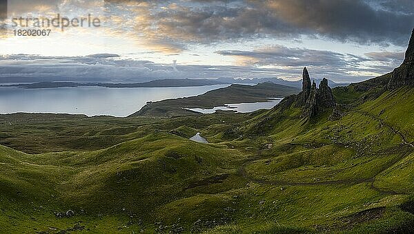 Sonnenaufgang  Felsnadel Old Man of Storr  Trotternish  Highlands  Isle of Skye  Innere Hebriden  Schottland  Großbritannien  Europa