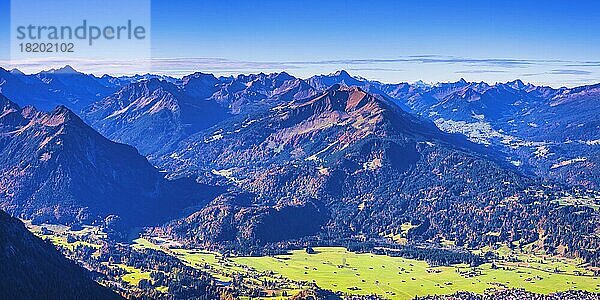 Panorama vom Rubihorn  1957m  zum Fellhorn  2038m  und Söllereck  1706m  Bayern  Deutschland  und ins Kleinwalsertal  Allgäuer Alpen  Vorarlberg  Österreich  Europa
