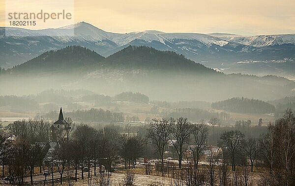 Blick auf das Dorf in den Bergen  karkonosze  polen