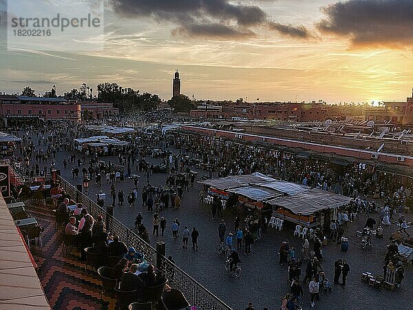 Panoramablick in der Abenddämmerung  Menschenmenge auf dem belebten Marktplatz Djemaa el Fna  Gauklerplatz bei Sonnenuntergang  Gegenlicht  Blick von oben  Marrakesch  Marokko  Afrika