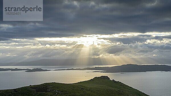 Sonnenstrahlen durch Himmel  Trotternish  Highlands  Isle of Skye  Innere Hebriden  Schottland  Großbritannien  Europa