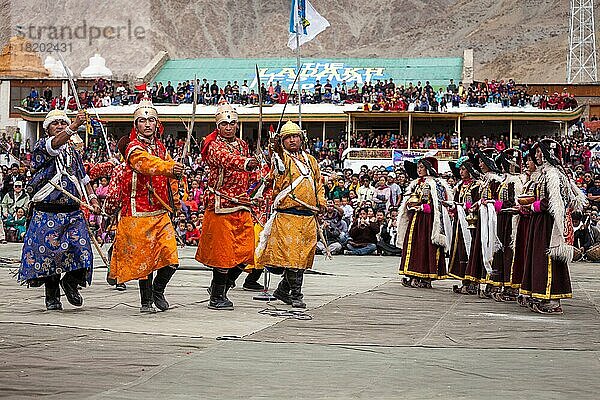 LEH  INDIEN  SEPTEMBER 08  2012: Tänzerinnen und Tänzer in traditionellen ladakhischen tibetischen Kostümen führen beim jährlichen Festival des ladakhischen Erbes in Leh  Indien  einen kriegerischen Tanz auf. 08. September 2012  Asien