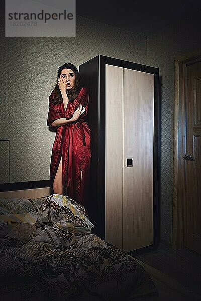 Verängstigte verzweifelte Frau im Schlafzimmer. Soziale Gewalt