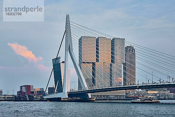 ROTTERDAM  NIEDERLANDE  25. MAI 2018: Rotterdamer Stadtbild und Erasmusbrücke über die Nieuwe Maas bei Sonnenuntergang. Rotterdam  Niederlande  Europa