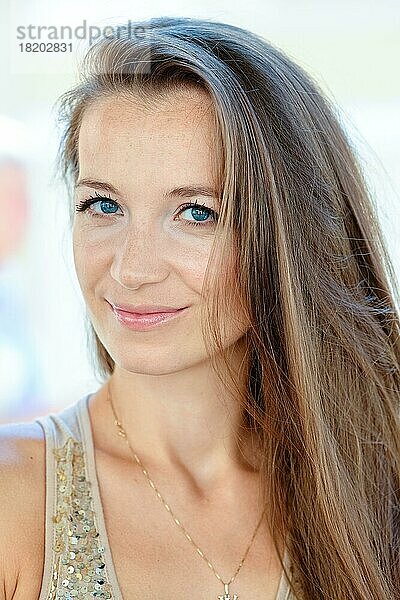 Closeup-Porträt einer jungen Dame mit Sommersprossen und ohne Make-up