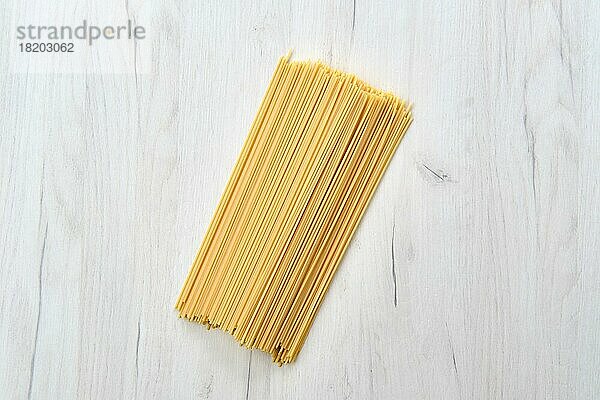 Draufsicht auf rohe Spaghetti auf Holztisch