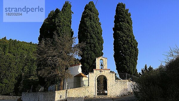 Dorf Exogi  Friedhof  Tor  Zypressen  blauer wolkenloser Himmel  Insel Ithaka  Ionische Inseln  Griechenland  Europa