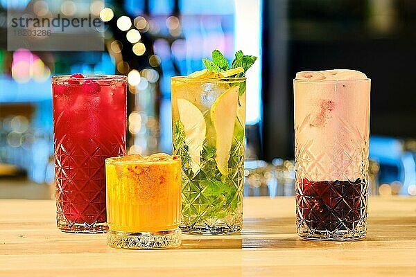 Klassische kalte Cocktails  Rum und Cola  Mojito und Clover Club (Weichzeichner-Foto mit geringer Schärfentiefe)