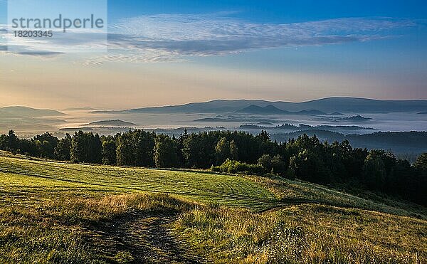 Schöner Sonnenaufgang in den Bergen  Polen  Europa