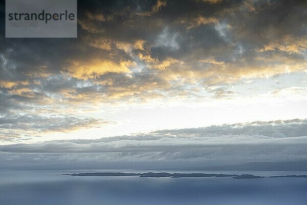 Sonnenaufgang an der Küste  Trotternish  Highlands  Isle of Skye  Innere Hebriden  Schottland  Großbritannien  Europa