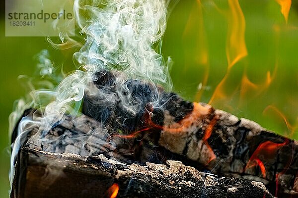 Nahaufnahme von brennendem Brennholz im Kamin im Freien