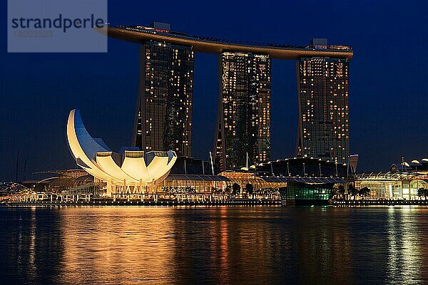 SINGAPUR  6. MAI: Der Marina Bay Sands-Komplex bei Sonnenuntergang am 6. Mai 2011 in Singapur. Marina Bay Sands ist ein integriertes Resort und wird als das teuerste freistehende Kasino der Welt bezeichnet