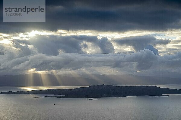 Sonnenaufgang an der Küste  Trotternish  Highlands  Isle of Skye  Innere Hebriden  Schottland  Großbritannien  Europa