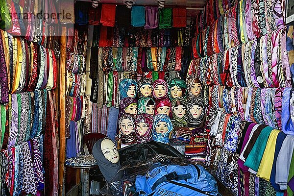 Viele bunte Kopftücher  Köpfe von Modepuppen an Marktstand für traditionell gekleidete muslimische Frauen  Symbolbild  Fès  Marokko  Afrika