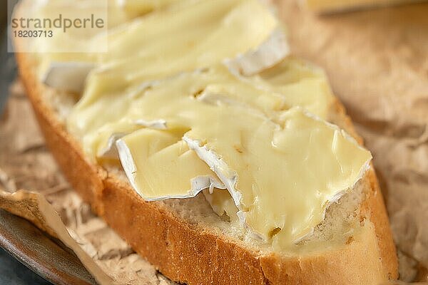 Makroaufnahme mit geringer Schärfentiefe von Brot mit Brie-Käse
