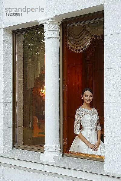 Weichzeichner Porträt der schönen Braut Blick aus dem Fenster