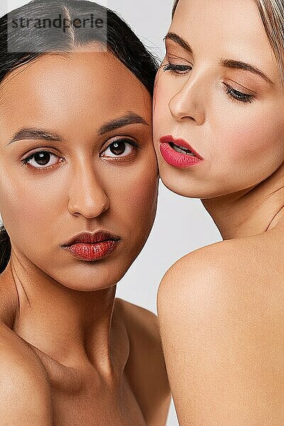 Close up Porträt der schönen afrikanischen und kaukasischen jungen Frauen mit perfekter Haut