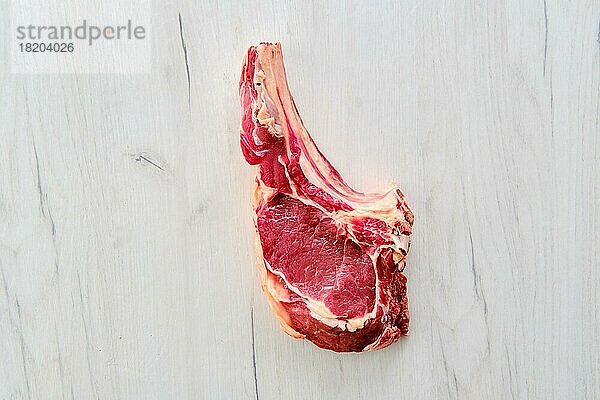 Draufsicht auf Rinder-Ribeye-Steak mit Knochen