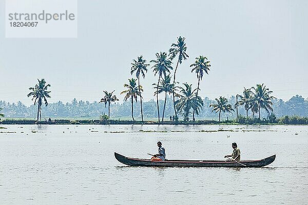 KERALA  INDIEN  5. MAI 2010: Nicht identifizierte indische Männer in einem kleinen Boot in den Backwaters. Die Backwaters in Kerala sind sowohl eine wichtige Touristenattraktion als auch ein wesentlicher Bestandteil des Lebens der Einheimischen in Kerala