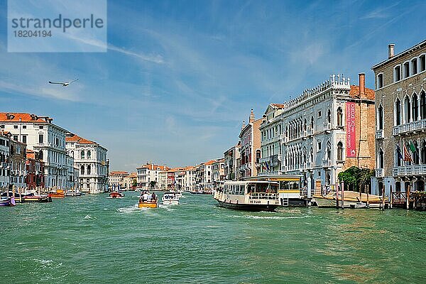 VENEDIG  ITALIEN  19. JULI 2019: Boote und Gondeln auf dem Canal Grande  Venedig  Italien  Europa