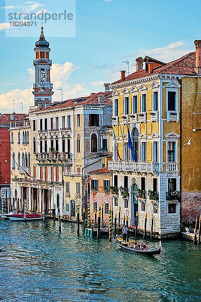 VENEDIG  ITALIEN  27. JUNI 2018: Canal Grande mit Booten und Gondeln bei Sonnenuntergang  Venedig  Italien  Europa