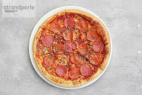 Draufsicht auf eine kleine Pizza mit Peperoni auf einem Teller