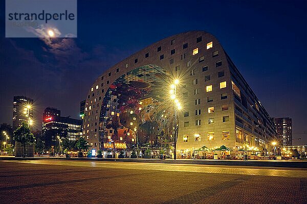 ROTTERDAM  NIEDERLANDE  25. MAI 2018: Wohn- und Bürogebäude Markthal Market Hall mit darunter liegender Markthalle in Rotterdam  entworfen vom Architekturbüro MVRDV  beleuchtet in der Nacht