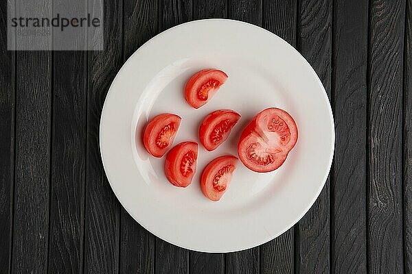 Draufsicht auf einen Teller mit Tomate