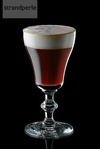 Glas Espresso Martini vorschwarzem Hintergrund Hintergrund