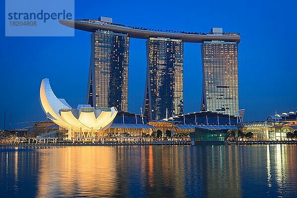 SINGAPUR  6. MAI: Der Marina Bay Sands-Komplex bei Sonnenuntergang am 6. Mai 2011 in Singapur. Marina Bay Sands ist ein integriertes Resort und wird als das teuerste freistehende Kasino der Welt bezeichnet