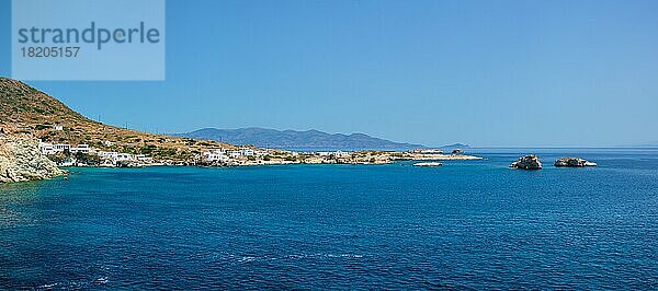 Panorama eines griechischen Fischerdorfs mit traditionellen weiß getünchten Häusern auf der Insel Milos mit Blick auf das Ägäische Meer in Griechenland