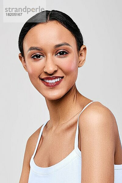 Close up Porträt der glücklich lächelnden afro-amerikanischen Mädchen mit frischen gesunden Haut