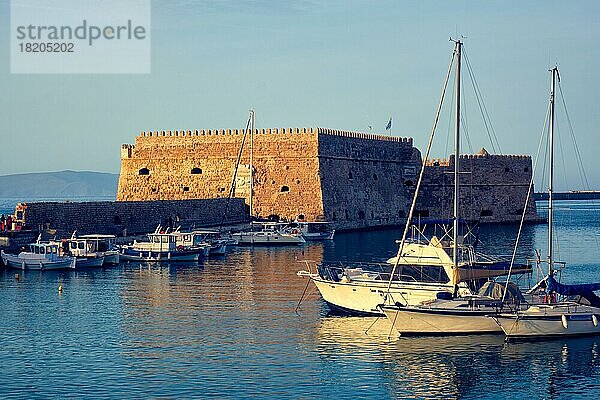 Venezianische Festung in Heraklion und vertäute Fischerboote  Insel Kreta  Griechenland bei Sonnenuntergang